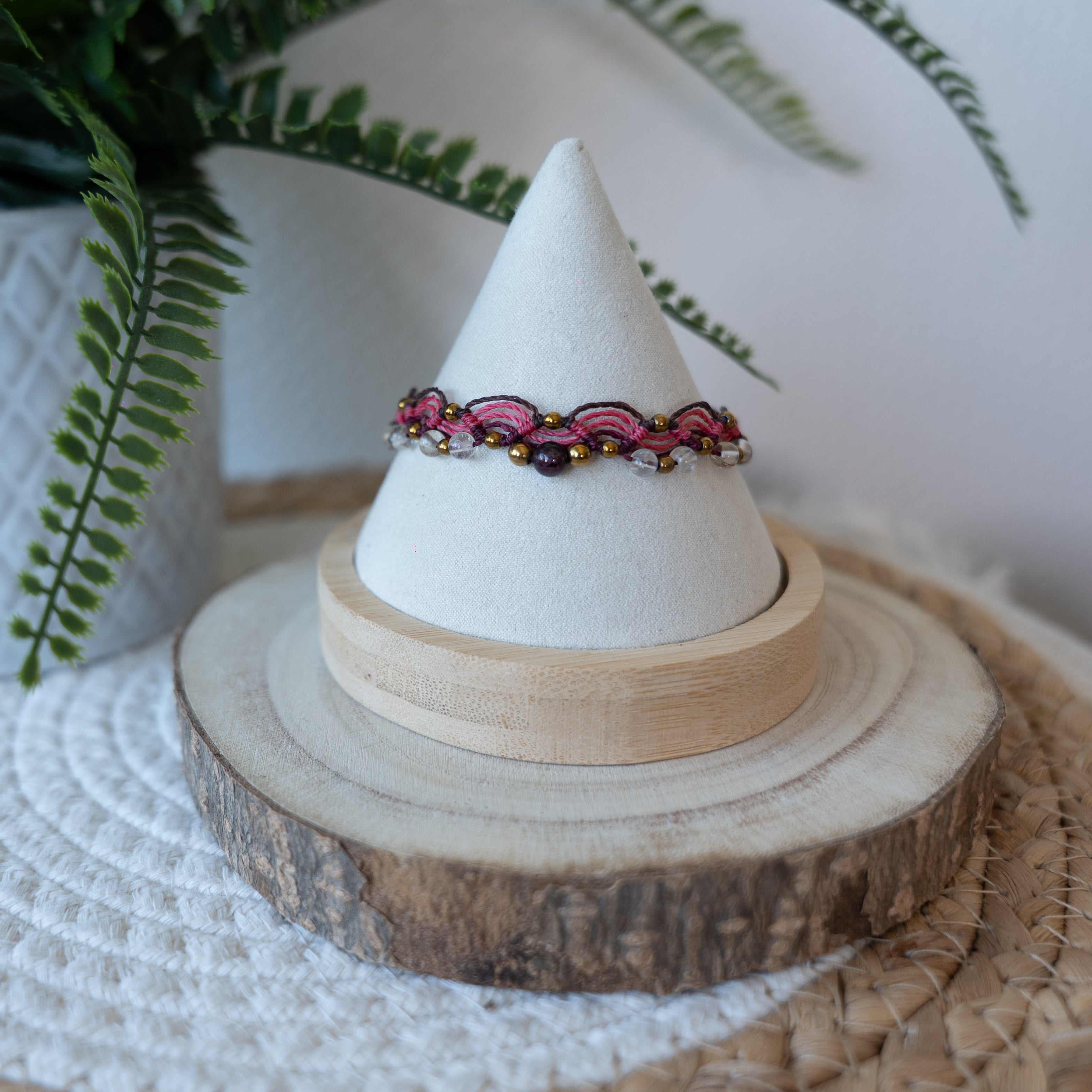 Chevillière en micro macramé fait main – Bijou artisanal bohème ajustable | Les Créas d’Andy
