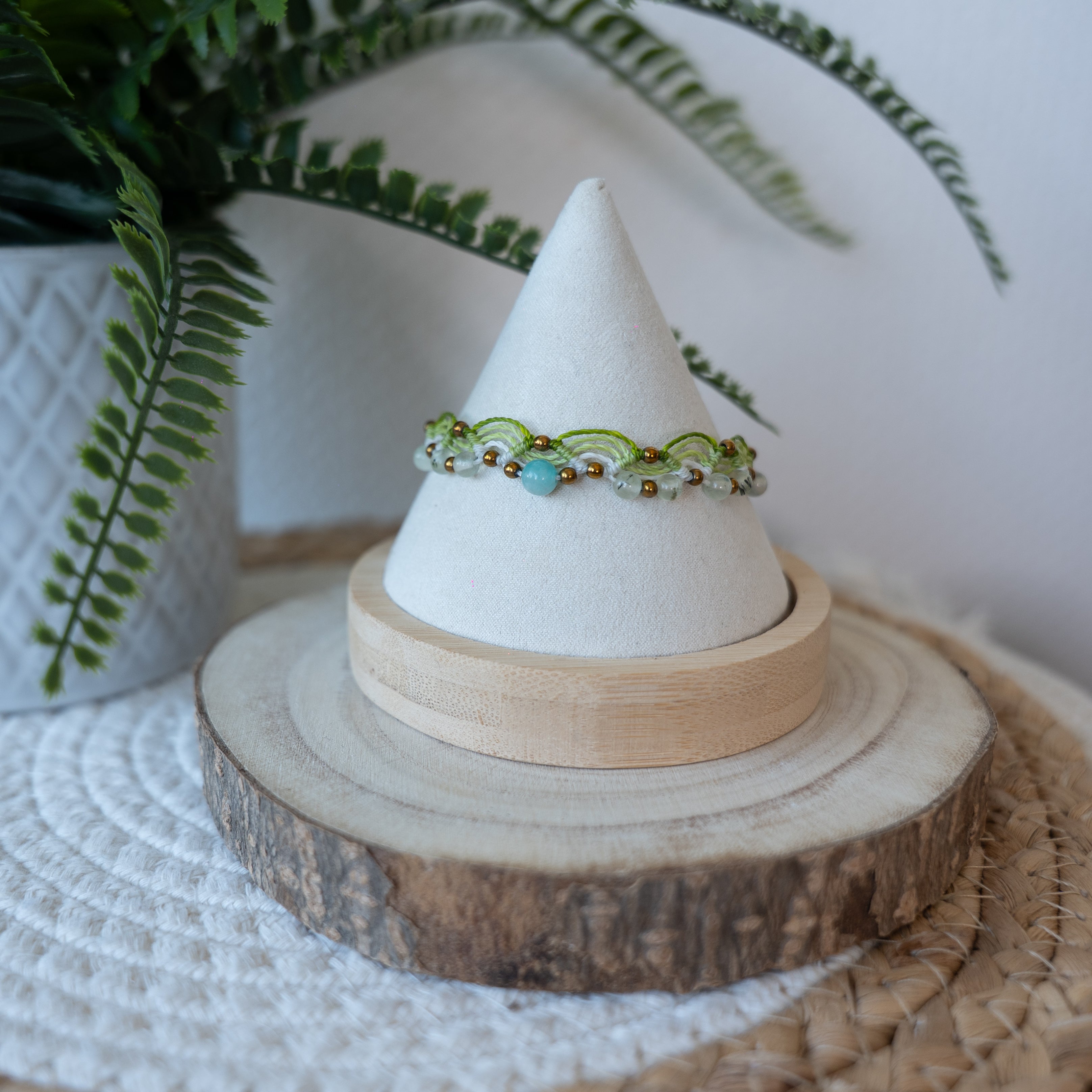 Chevillière en micro macramé fait main – Bijou artisanal bohème ajustable | Les Créas d’Andy