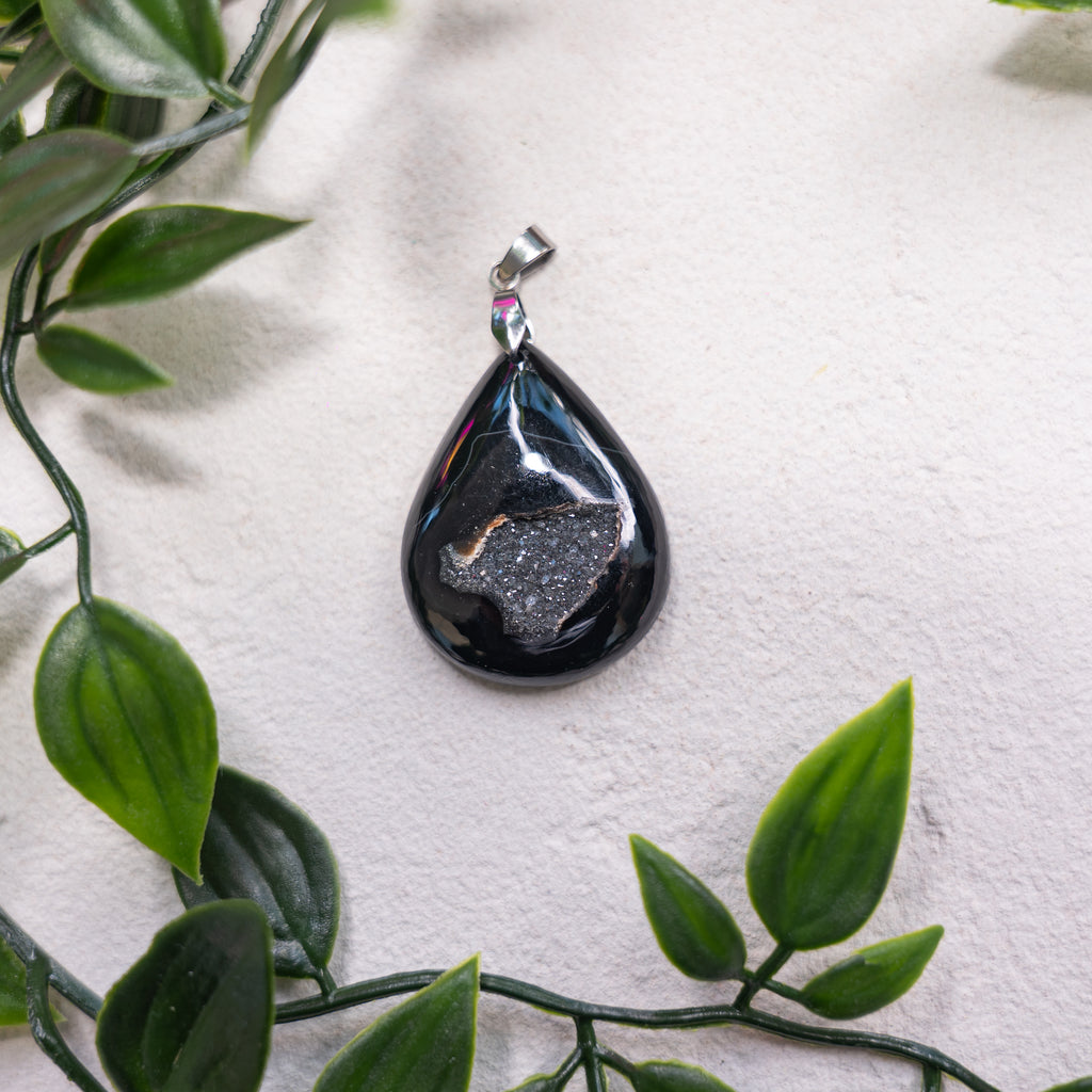 Pendentif Agate Druzy Noire – Pierre naturelle protection et élégance