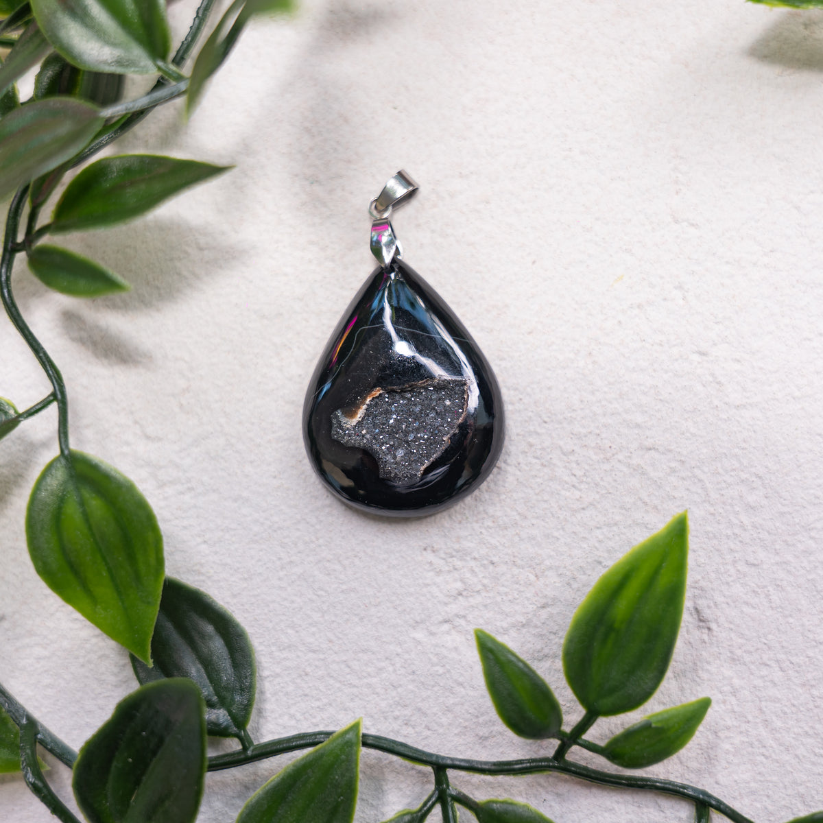 Pendentif Agate Druzy Noire – Pierre naturelle protection et élégance