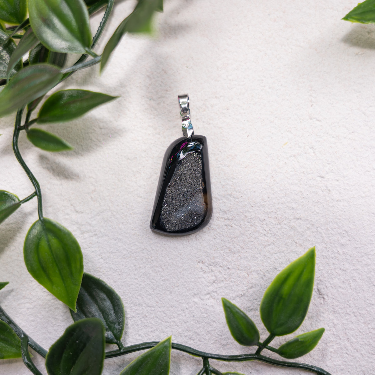 Pendentif Agate Druzy Noire – Pierre naturelle protection et élégance