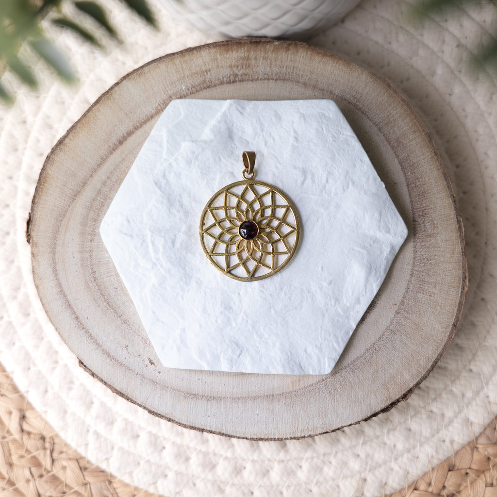 Pendentif en laiton Mandala et pierre naturelle grenat