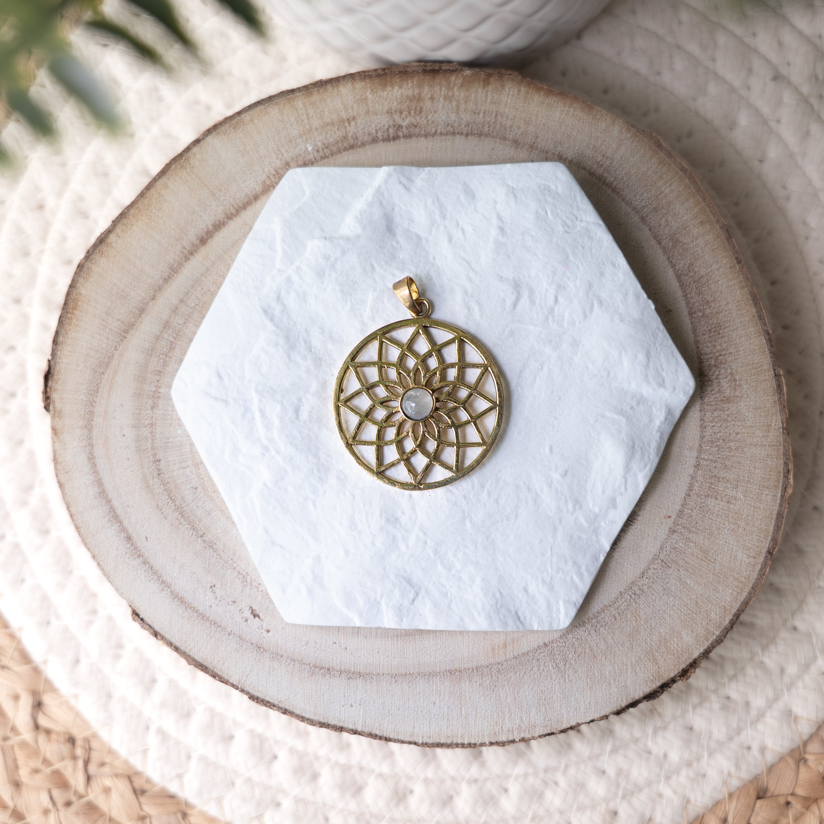 Pendentif Mandala et pierres naturelles Peristerite