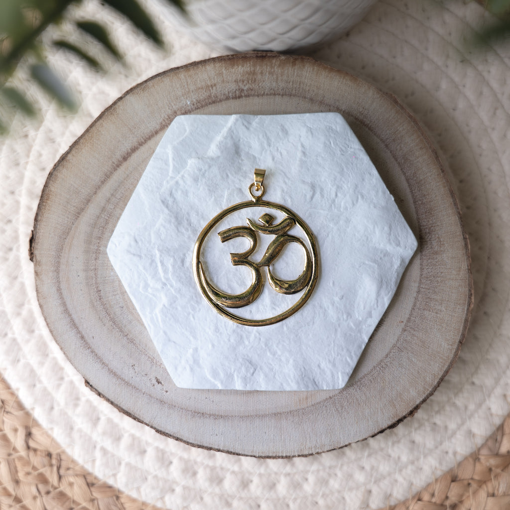 Pendentif en bronze Om