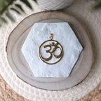 Pendentif en bronze Om