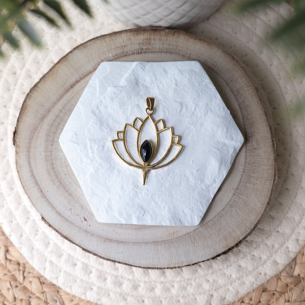 Pendentif en laiton et pierres naturelles obsidienne noir 