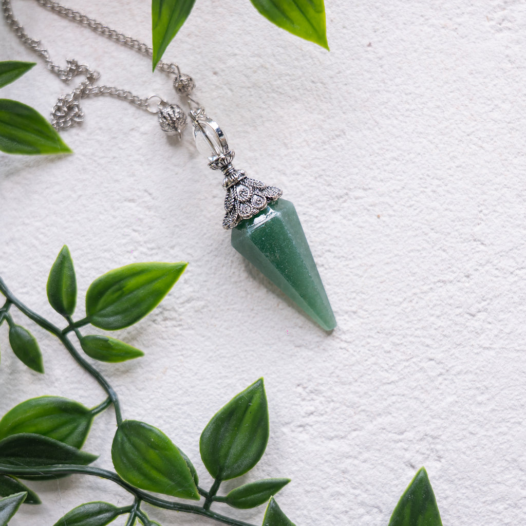 Pendule divinatoire en pierre naturelle – Radiesthésie & intuition