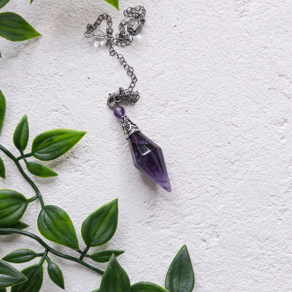 Pendule divinatoire en pierre naturelle – Radiesthésie & intuition