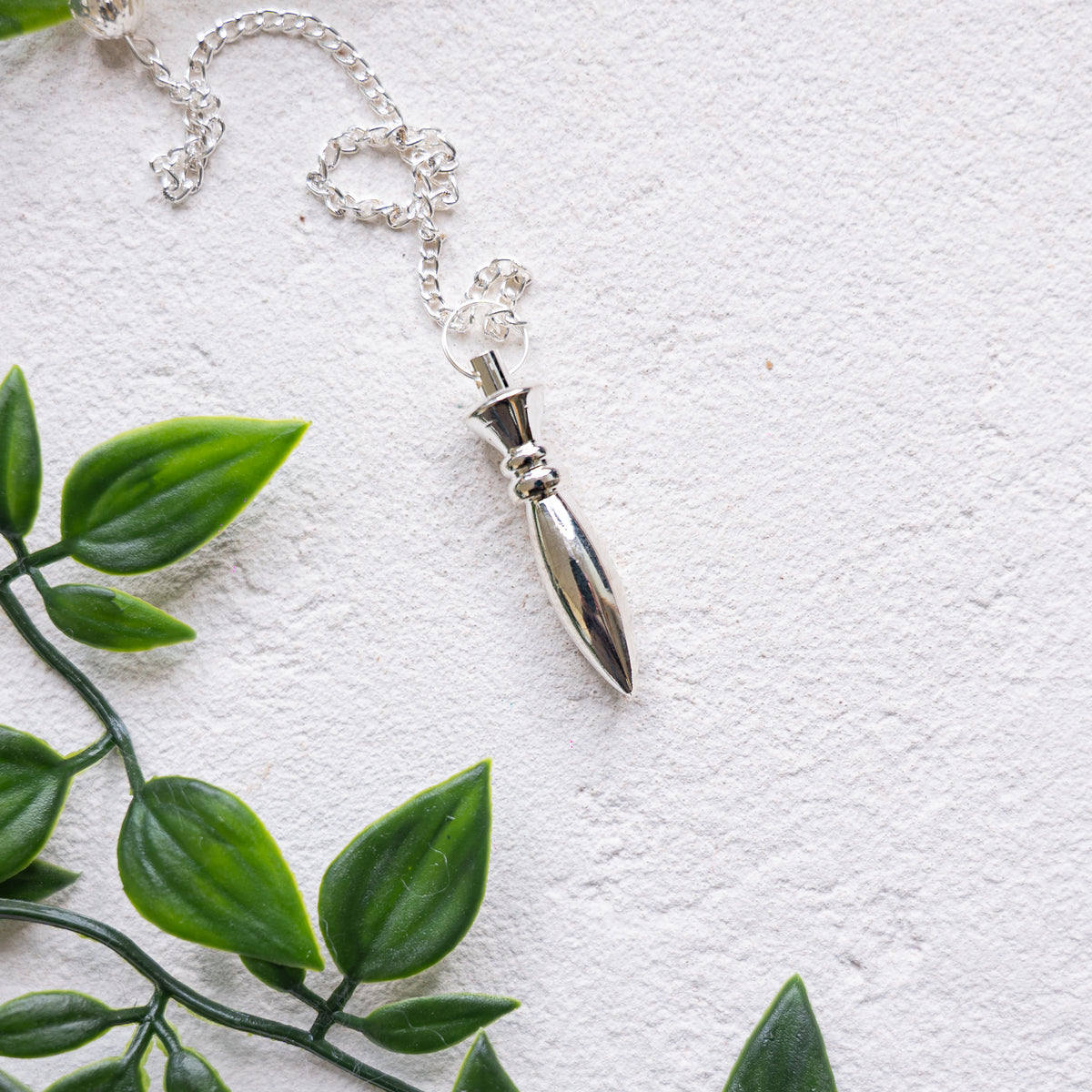 Pendule divinatoire en pierre naturelle – Radiesthésie & intuition