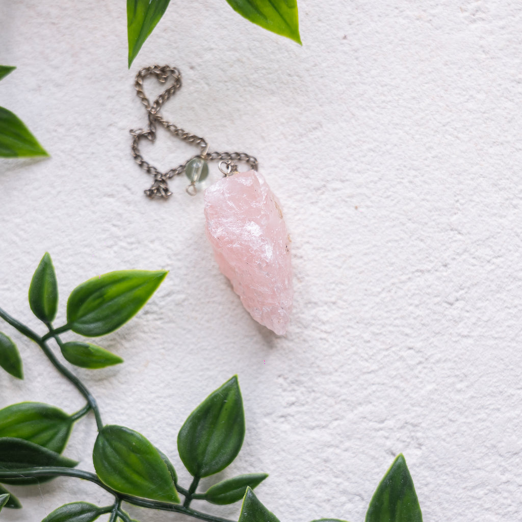 Pendule divinatoire en pierre naturelle – Radiesthésie & intuition