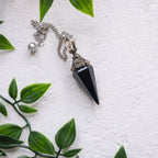 Pendule divinatoire en pierre naturelle – Radiesthésie & intuition
