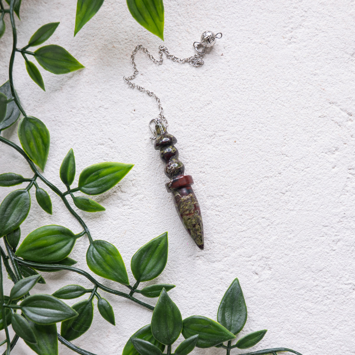 Pendule divinatoire en pierre naturelle – Radiesthésie & intuition