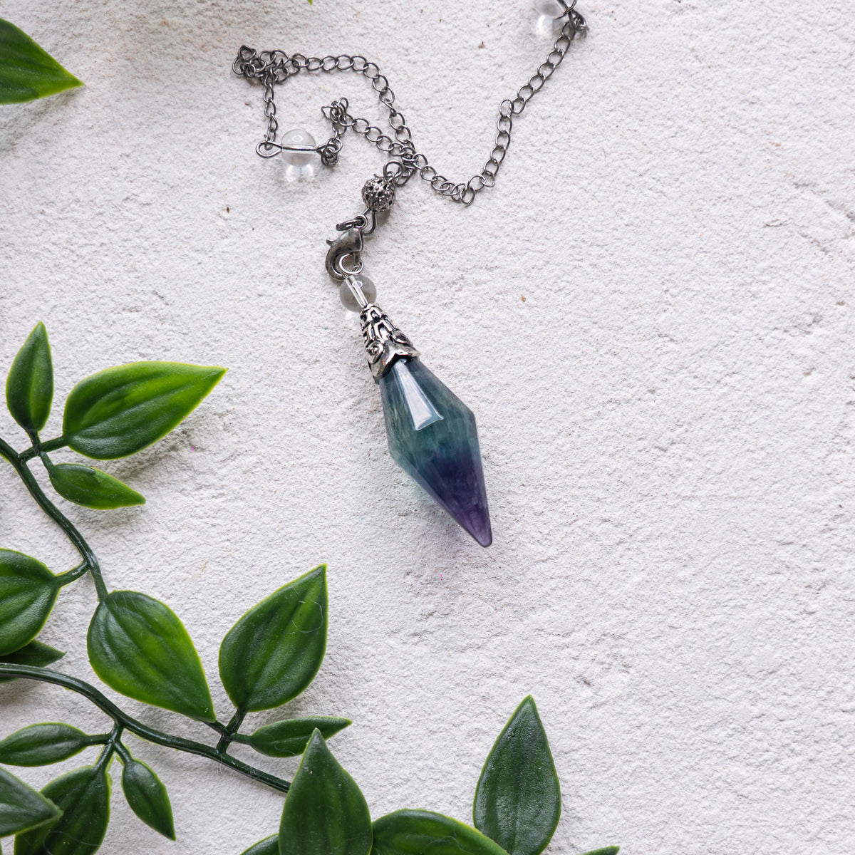 Pendule divinatoire en pierre naturelle – Radiesthésie & intuition