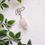 Pendule divinatoire en pierre naturelle – Radiesthésie & intuition