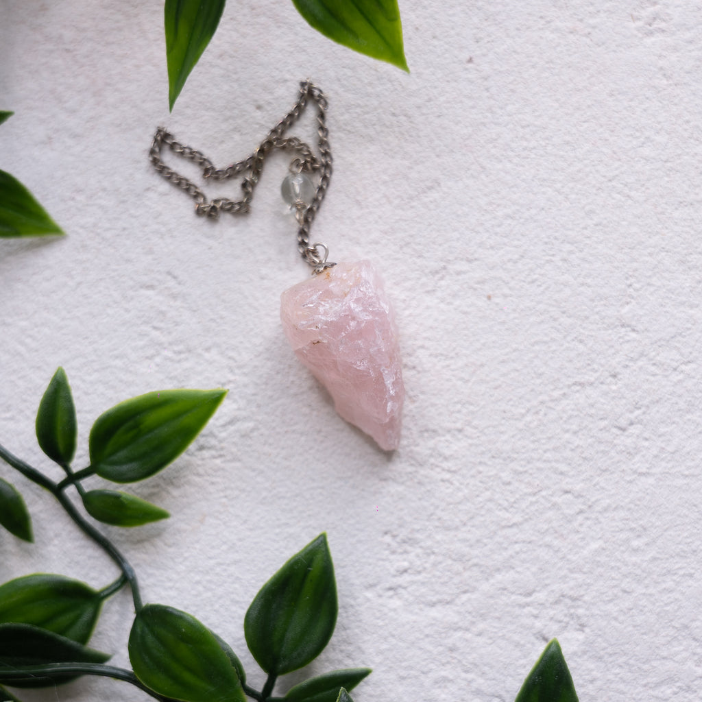 Pendule divinatoire en pierre naturelle – Radiesthésie & intuition
