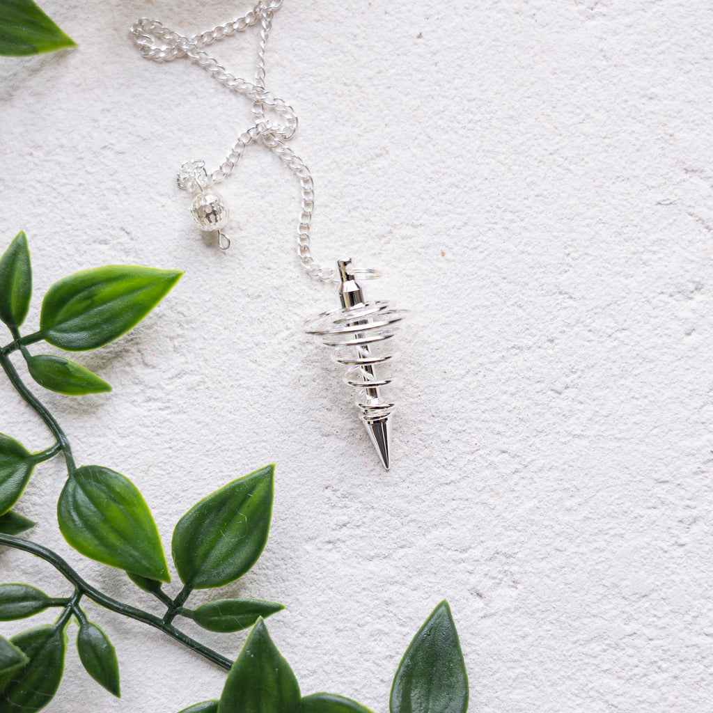 Pendule divinatoire en pierre naturelle – Radiesthésie & intuition